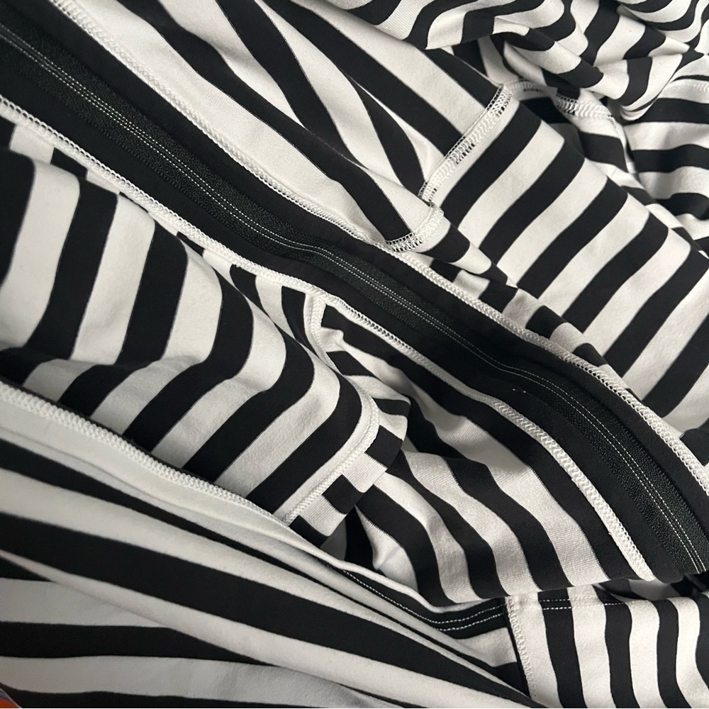 LULULEMON Black White Striped VINYASA SCARF Apex Stripe Zips Zipper - Picture 5 of 7